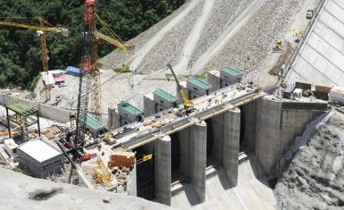 Obra de infraestructura — presa en construcción con Toxement